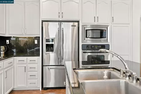 Kitchen - 5279 S Montecito Dr, Concord, CA 94521 photo 3 of 5