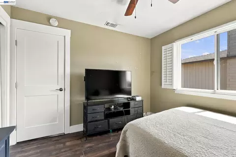 Bedroom - 1017 Hatchcover Pl, Manteca, CA 95337 photo 4 of 6