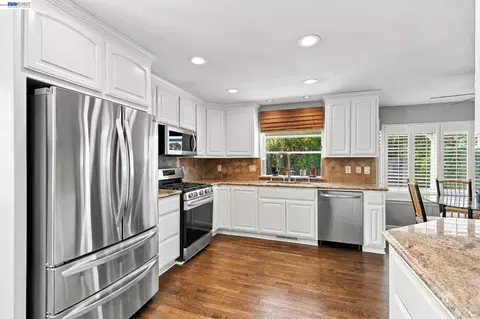 Kitchen - 1017 Hatchcover Pl, Manteca, CA 95337 photo 4 of 6