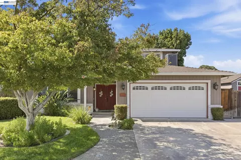 Exterior - 1017 Hatchcover Pl, Manteca, CA 95337 photo 2 of 6