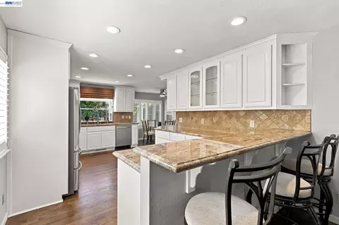 Kitchen - 1017 Hatchcover Pl, Manteca, CA 95337 photo 5 of 6