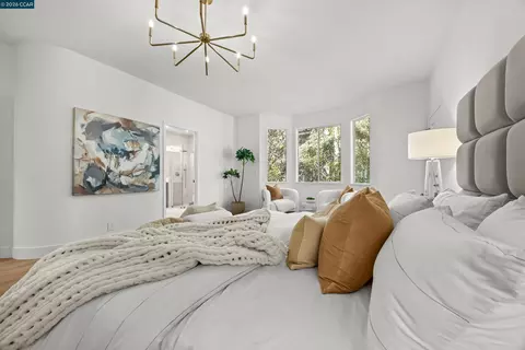Bedroom - 6900 Charing Cross Rd, Berkeley, CA 94705 photo 3 of 11