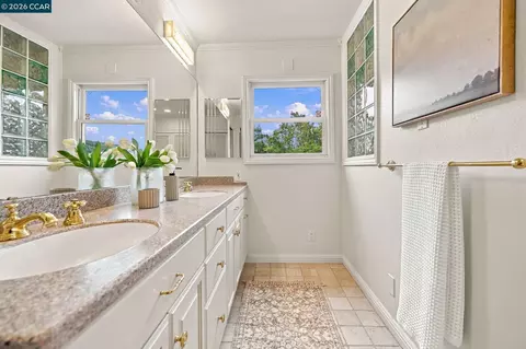 Bath - 21 Inverleith Ter, Moraga, CA 94556 photo 2 of 4
