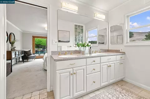 Bath - 21 Inverleith Ter, Moraga, CA 94556 photo 3 of 4