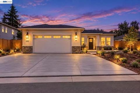 Exterior - 5210 Shirehills Ln, Carmichael, CA 95608 photo 2 of 5