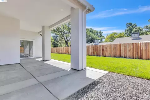 Exterior - 5210 Shirehills Ln, Carmichael, CA 95608 photo 4 of 5