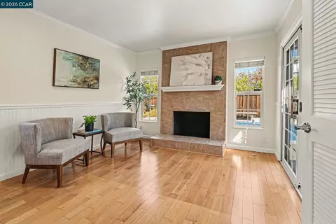 Living - 340 Greenway Dr, Martinez, CA 94553 photo 4 of 4