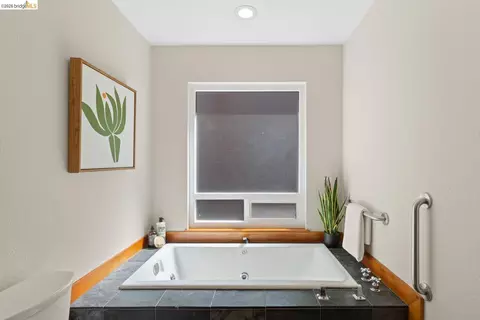 Bath - 6872 Sherwick Dr, Berkeley, CA 94705 photo 2 of 3