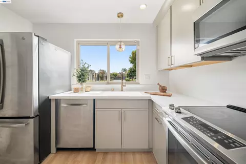 Kitchen - 3452 Capella Ln, Alameda, CA 94502 photo 6 of 7
