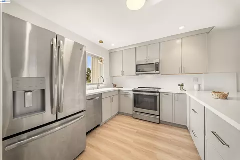 Kitchen - 3452 Capella Ln, Alameda, CA 94502 photo 5 of 7
