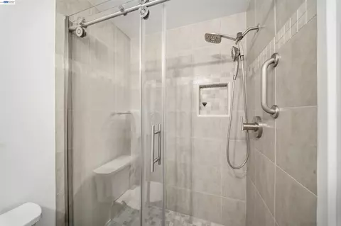 Bath - 3452 Capella Ln, Alameda, CA 94502 photo 4 of 5