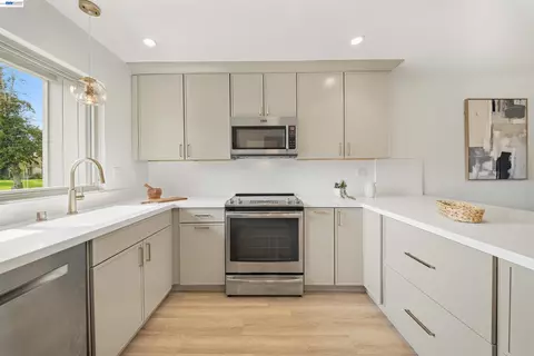Kitchen - 3452 Capella Ln, Alameda, CA 94502 photo 1 of 7