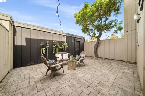 Exterior - 3452 Capella Ln, Alameda, CA 94502 photo 6 of 9