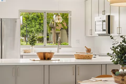 Kitchen - 3452 Capella Ln, Alameda, CA 94502 photo 2 of 7