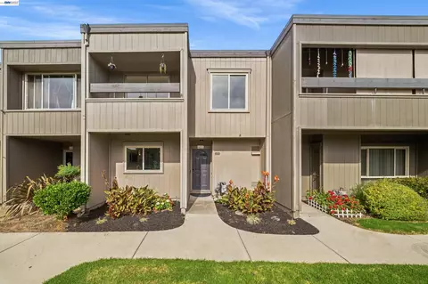 Exterior - 3452 Capella Ln, Alameda, CA 94502 photo 2 of 9