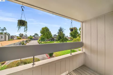 Exterior - 3452 Capella Ln, Alameda, CA 94502 photo 3 of 9
