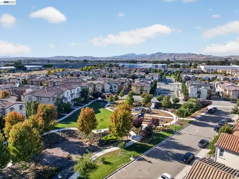 View/Area - 1270 Gusty Loop #3, Livermore, CA 94550 photo 2 of 5