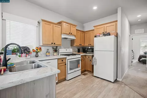 Kitchen - 2279 Cozy Ct, Tracy, CA 95304 photo 9 of 10