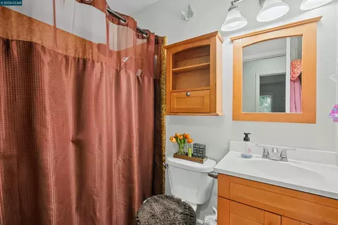 Bath - 2279 Cozy Ct, Tracy, CA 95304 photo 5 of 7