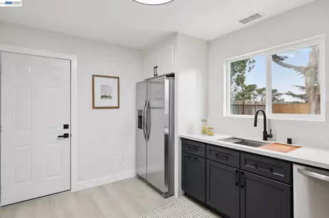 Kitchen - 328 Glencourt Way, Pacifica, CA 94044 photo 3 of 4