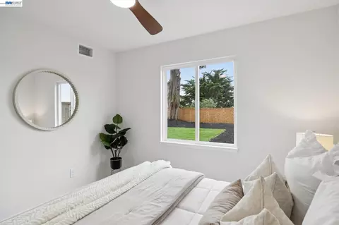 Bedroom - 328 Glencourt Way, Pacifica, CA 94044 photo 6 of 6
