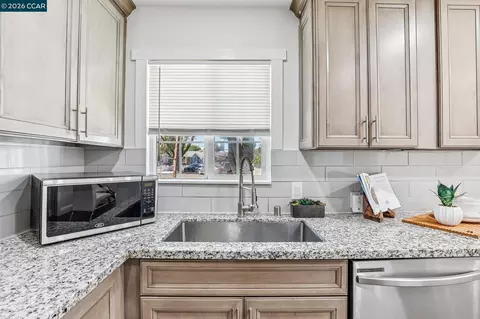 Kitchen - 68 Madoline St, Pittsburg, CA 94565 photo 4 of 5