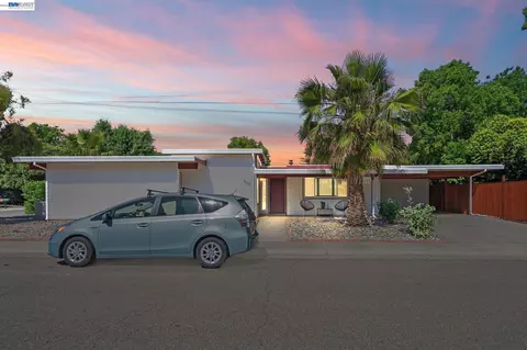 Exterior - 3107 Corona Dr, Davis, CA 95616 photo 3 of 10