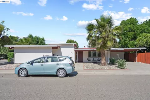 Exterior - 3107 Corona Dr, Davis, CA 95616 photo 2 of 10