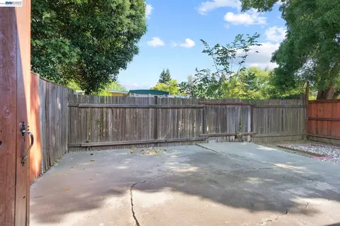 Exterior - 3107 Corona Dr, Davis, CA 95616 photo 8 of 10