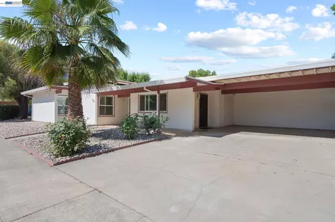 Exterior - 3107 Corona Dr, Davis, CA 95616 photo 4 of 10
