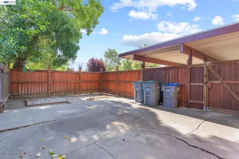 Exterior - 3107 Corona Dr, Davis, CA 95616 photo 9 of 10