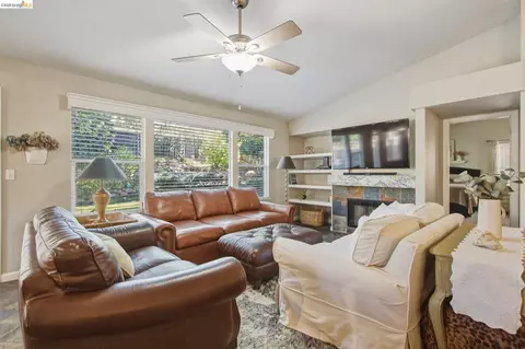 Living - 5121 Tehachapi Way, Antioch, CA 94531 photo 2 of 4