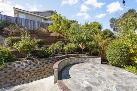 Exterior - 847 E Angela St, Pleasanton, CA 94566 photo 5 of 6