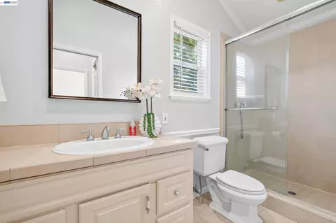 Bath - 3839 Vineyard Ave #E, Pleasanton, CA 94566 photo 2 of 2
