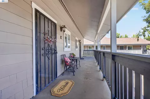Exterior - 3839 Vineyard Ave #E, Pleasanton, CA 94566 photo 3 of 4