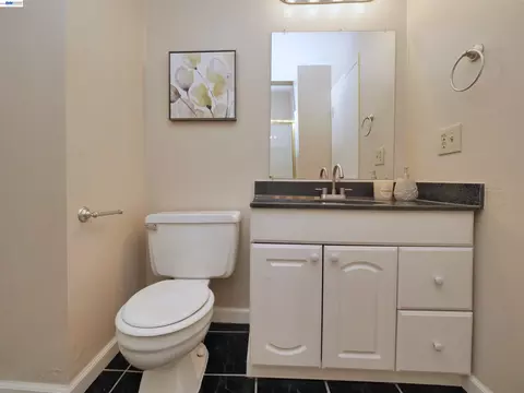 Bath - 34590 Bluestone Cmn, Fremont, CA 94555 photo 2 of 4