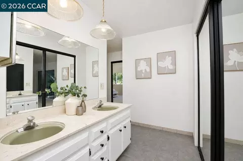 Bath - 4032 Valente Dr, Lafayette, CA 94549 photo 4 of 4