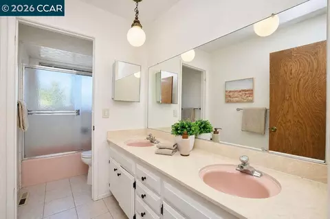 Bath - 4032 Valente Dr, Lafayette, CA 94549 photo 2 of 4