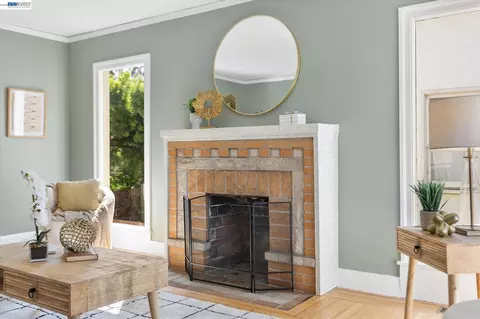 Living - 1514 Third St, Alameda, CA 94501 photo 2 of 4