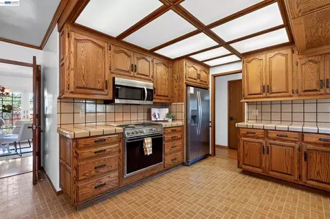 Kitchen - 30696 Brae Burn Ave, Hayward, CA 94544 photo 2 of 4