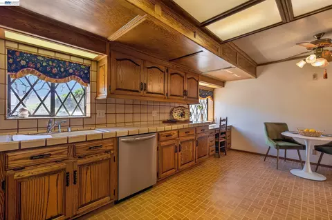 Kitchen - 30696 Brae Burn Ave, Hayward, CA 94544 photo 3 of 4