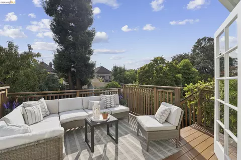 Exterior - 2138 Pacific Ave, Alameda, CA 94501 photo 7 of 11