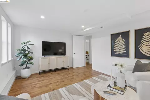 Living - 2138 Pacific Ave, Alameda, CA 94501 photo 2 of 2