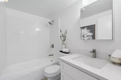 Bath - 2138 Pacific Ave, Alameda, CA 94501 photo 4 of 4