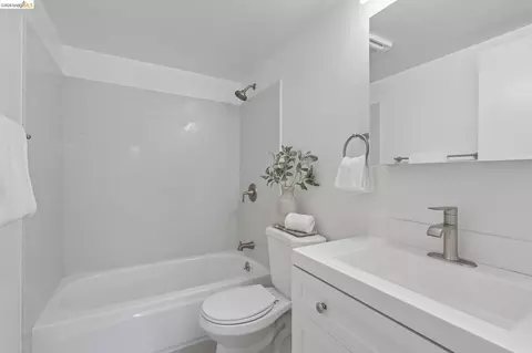 Bath - 2138 Pacific Ave, Alameda, CA 94501 photo 3 of 4