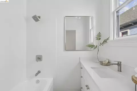 Bath - 2138 Pacific Ave, Alameda, CA 94501 photo 2 of 4