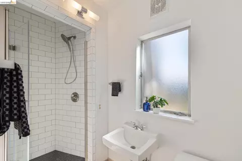 Bath - 1668 San Lorenzo Ave, Berkeley, CA 94707 photo 2 of 2