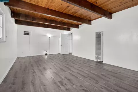 Living - 640 Henry St, Vallejo, CA 94591 photo 6 of 7