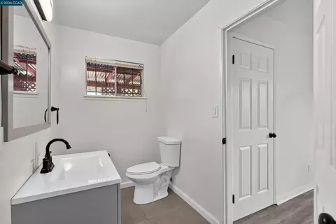 Bath - 640 Henry St, Vallejo, CA 94591 photo 3 of 8