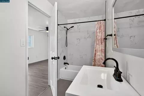 Bath - 640 Henry St, Vallejo, CA 94591 photo 2 of 8
